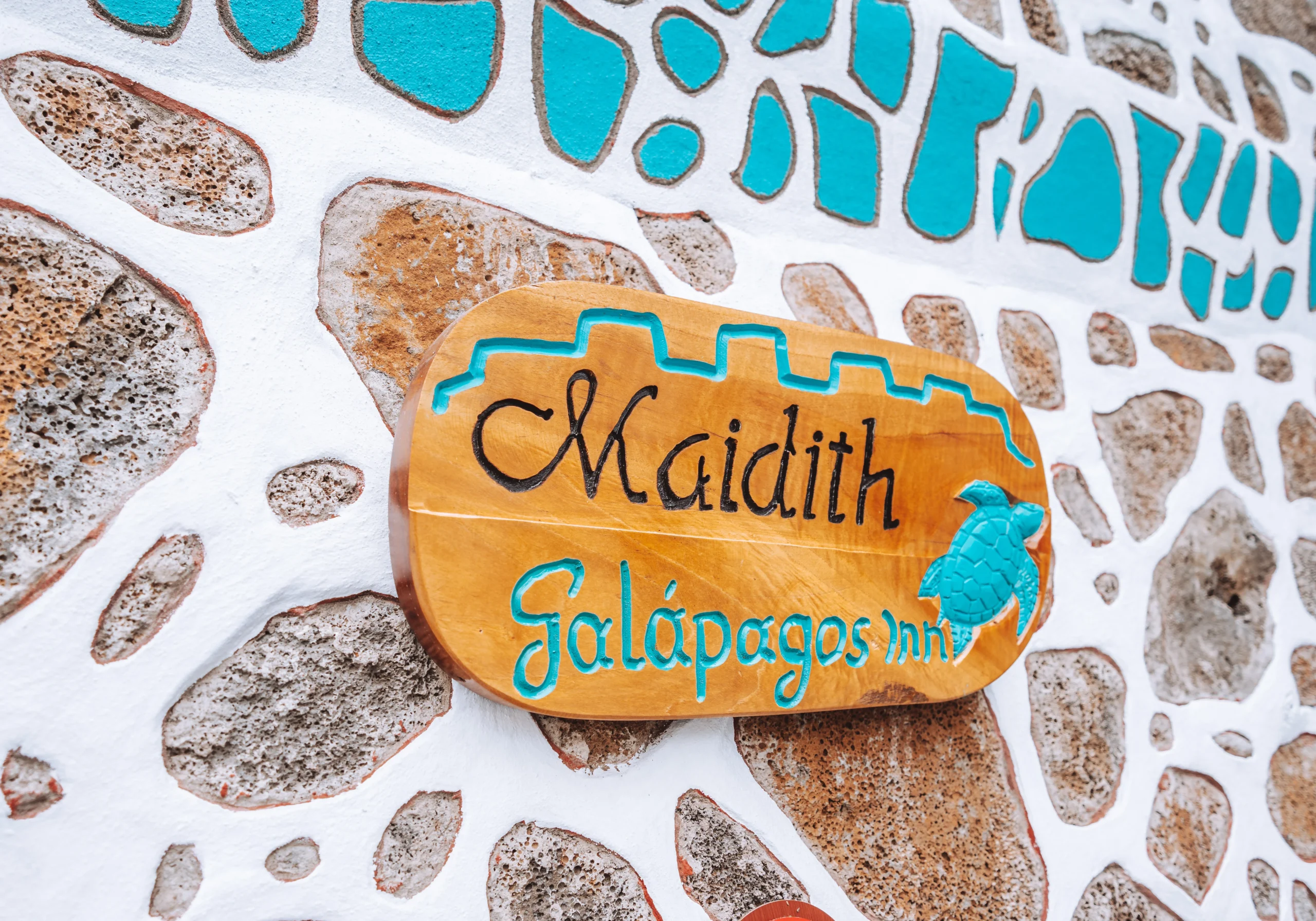 Maidith Galápagos Inn entrance sign